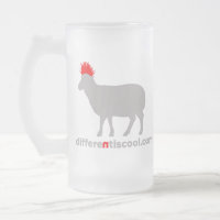 Différente est la tasse de bière fraîche