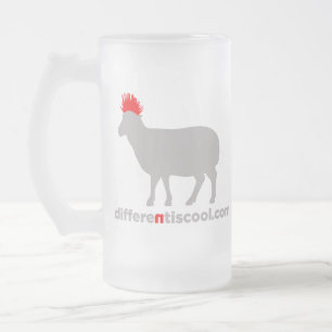 Différente est la tasse de bière fraîche