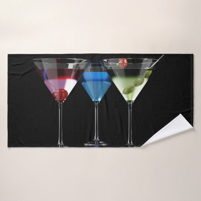 Différents cocktails dans des lunettes à martini n (Serviette de bain)