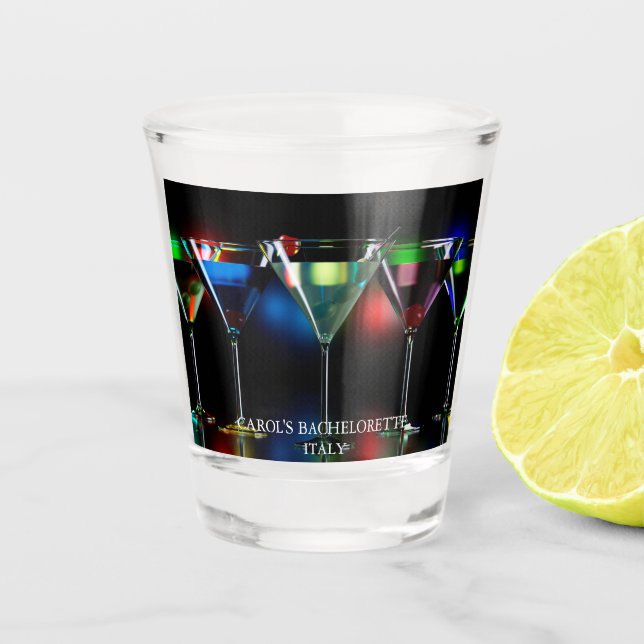 Différents cocktails dans des verres à martini ave (Devant)