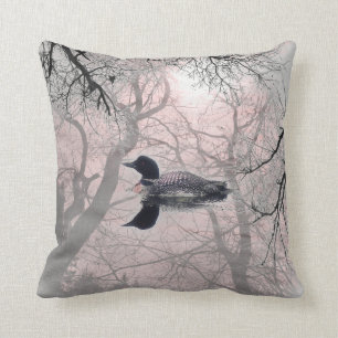 Dingue noir et blanc sur un rose de coussin de