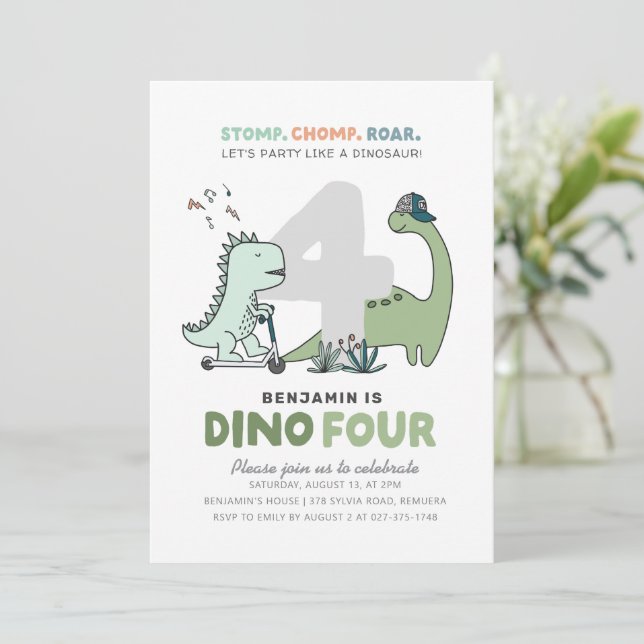 Dinosaur 4e anniversaire fête Invitation (Debout devant)