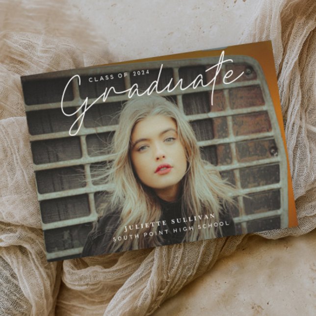 Diplôme de photo de script simple (Elegant modern script graduate photo graduation invitation announcement.)