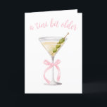 Dirty Martini - Tini Bit Carte Anniversaire<br><div class="desc">Cette carte de voeux comporte un portrait d'aquarelle d'un martini sale avec un arc en ruban rose attaché autour de sa tige avec la légende "un "tini un peu plus vieux".</div>