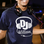 DJ nom casque blanc sur t-shirt graphique foncé<br><div class="desc">DJ tee conçu de façon unique. Idéal pour un DJ ou serait DJ ou juste un cadeau amusant pour un fan de musique. Personnalisez avec le nom de votre choix. L'exemple est William.</div>