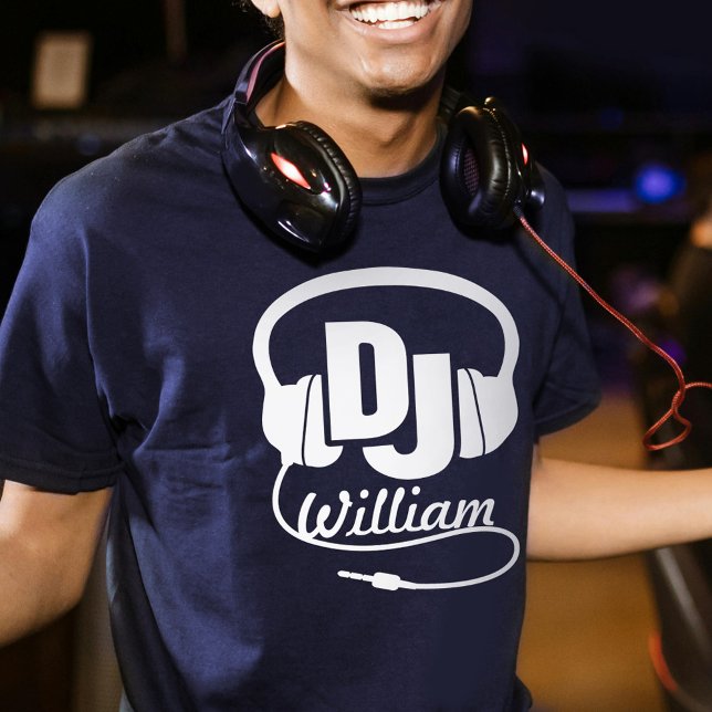 DJ nom casque blanc sur t-shirt graphique foncé (Créateur téléchargé)