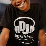 DJ ton nom blanc sur t-shirt enfant noir<br><div class="desc">T-shirt enfant dj à la musique graphique originale. Un grand cadeau pour les DJ et les jeunes musiciens Wannabe. Ce tee graphique est conçu par Sarah Trett.</div>