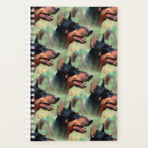 Doberman Pinscher dans les bois