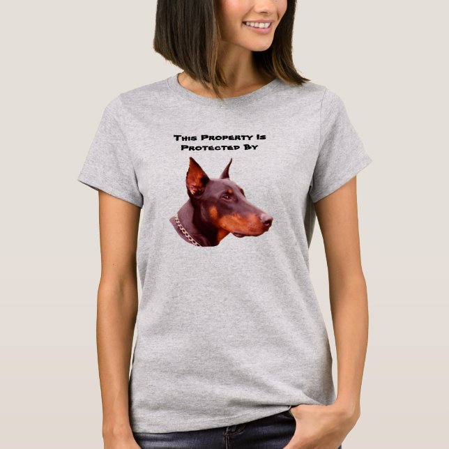 Doberman Pinscher Protégé Par Un T-Shirt Drôle (Devant)