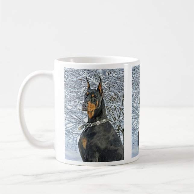 Dobermann dans la tasse givrée de neige (Gauche)