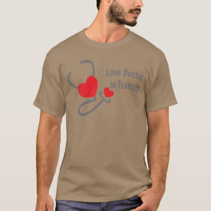 Docteur d'amour dans le T-shirt de coeur de