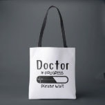 Docteur en cours Veuillez patienter Sac fourre-tou<br><div class="desc">"Docteur en cours,  Veuillez patienter" Sac fourre-tout parfait pour les futurs Médecins,  Vous pouvez le donner à votre Docteur en faisant des amis!</div>