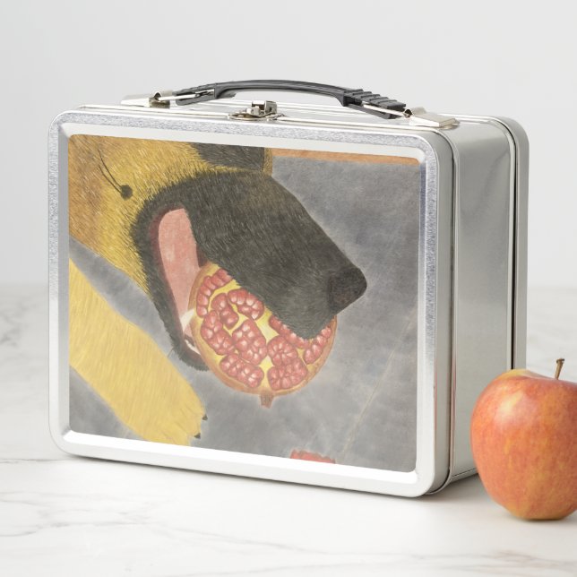 Dog and pomegranate metal lunch box (En situation)
