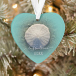 Dollar de sable du Maine Beach<br><div class="desc">Maine Beach Sand Dollar Ornament. Créez une conservation spéciale en personnalisant cet ornement de Noël avec votre plage préférée du Maine pour trouver des coquillages et des dollars de sable et ajoutez la date. Ce design est créé avec une photo haute résolution d'un dollar de sable naturel sur une petite...</div>