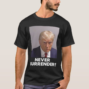 Donald Trump, T-shirt tourné, ne cède jamais