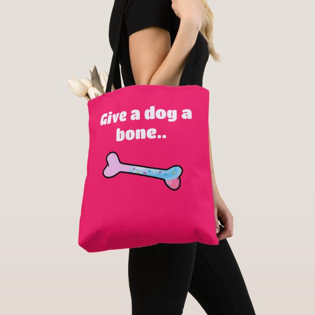 Donnez un Sac fourre-tout osseux à un chien (De près)