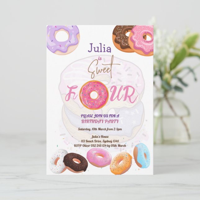 Donut invitation fille de 4ème anniversaire (Debout devant)