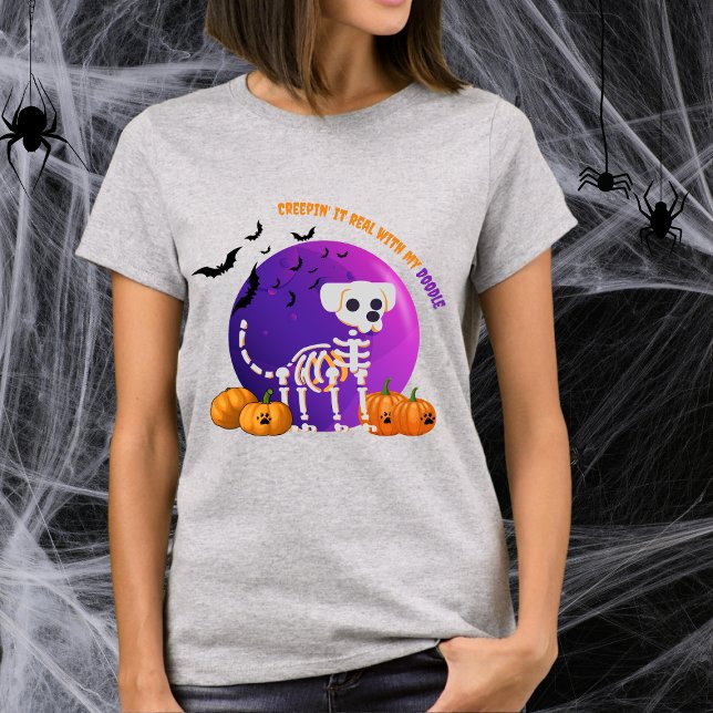 Doodle effrayant Halloween Pleine lune T-shirt (Spooky Halloween t-shirt with a dog skeleton, full moon, pumpkins, bats, and your favorite dog breed)