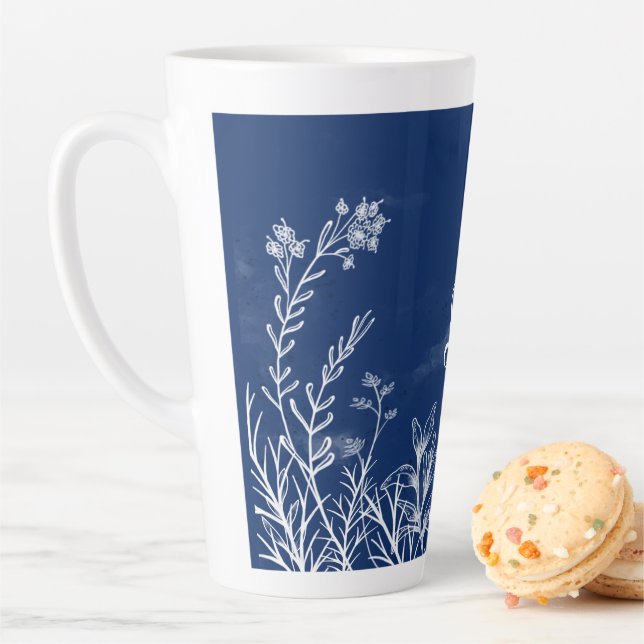 Doodles fleurs sauvages Monogramme Latte Mug (En situation)