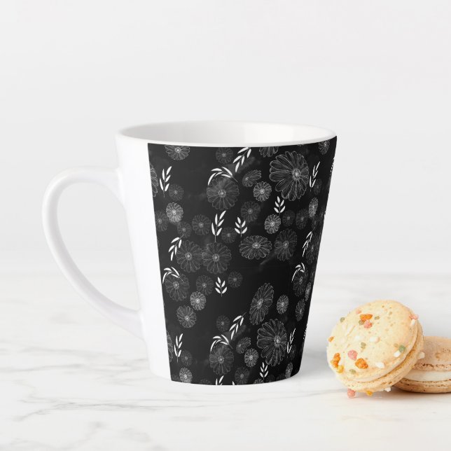 Doodles fleurs sauvages Motif Latte Mug (En situation)