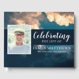 D'or Livre d'invités funéraires avec ciel bleu et nuage