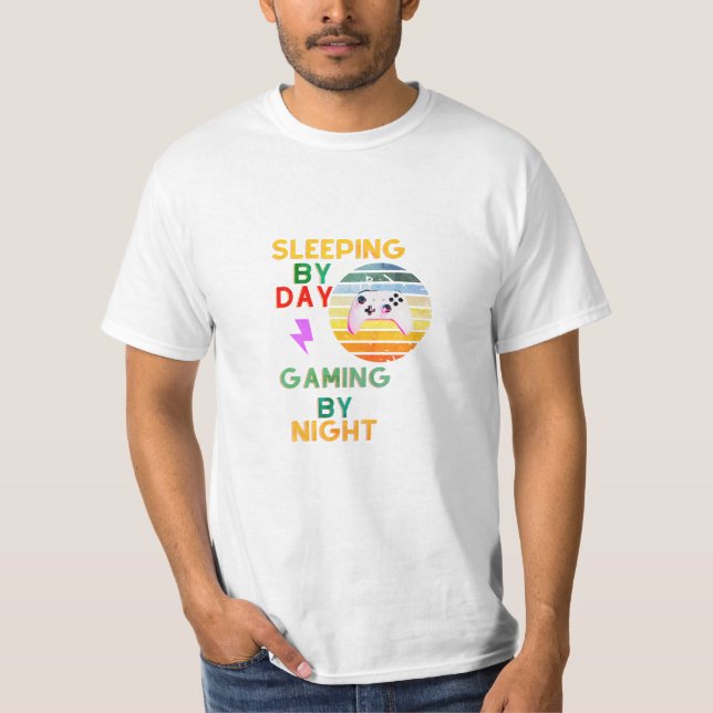 Dormir le jour en jouant la nuit T-Shirt (Devant)