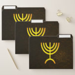 Dossier de fichier de flamme Menorah<br><div class="desc">Un rendu numérique brun et or de la menorah juive à sept branches (hébreu : מְ נ וֹ רָ ‎). La menorah à sept branches, utilisée dans le sanctuaire portatif mis en place par Moïse dans le désert et plus tard dans le Temple de Jérusalem, est un symbole du judaïsme...</div>