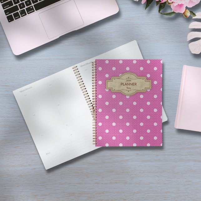 Dotty Délicieux rose (Dotty Delight Pink Planner on the desk. )
