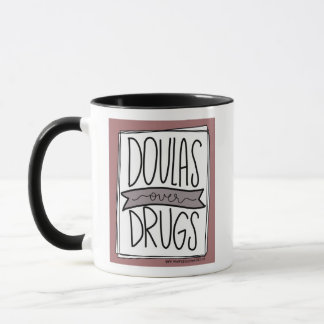 Doulas au-dessus de tasse de drogues