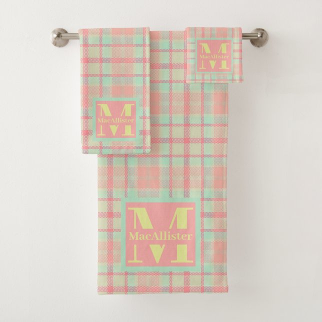 Doux Pastel Tartan Plaid Monogram Serviette de bai (En situation)