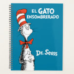 Dr. Seuss El Gato Ensombrerado Espagnol<br><div class="desc">Ce produit authentique de Dr Seuss présente le personnage classique du Chat dans le Chapeau aux côtés du titre espagnol du livre bien-aimé, "El Gato Ensombrerado". Le design met en valeur le félin souriant emblématique portant son chapeau rayé rouge et blanc caractéristique et son nœud papillon rouge, sur un fond...</div>