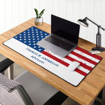 Drapeau américain Personnalisé<br><div class="desc">Mince Blue Line Police Desk Mat - Drapeau américain moderne rouge blanc et bleu design. Personnalisez avec le nom des officiers militaires. Ce tapis de bureau militaire personnalisé est parfait pour les branches militaires, les anciens combattants, les services de police et les agents de la force publique. DROIT D'AUTEUR ©...</div>