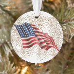 Drapeau américain vintage et feux d'artifice du 4<br><div class="desc">Un drapeau vintage américain est dressé contre un arrière - plan rempli de feux d'artifice de gloire dorée. Ce design rouge, blanc et bleu est parfait pour la 4 juillet ou toute autre fête américaine. Le design peut être personnalisé avec votre nom ou vos initiales, en cliquant sur le bouton...</div>