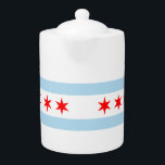 Drapeau de Chicago, Illinois<br><div class="desc">Teapot avec drapeau de la ville de Chicago (plus grande ville de l'Illinois), drapeau rayé blanc et bleu clair avec quatre étoiles rouges</div>