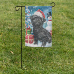 Drapeau De Jardin Affenpinscher Winter Wonderland Christmas Joie<br><div class="desc">Ce design festif reflète l'esprit joyeux de la période des fêtes, avec un adorable petit portant un chapeau de Père Noël. Le chien est niché dans un pays des merveilles hivernales, avec un bonhomme de neige, un sapin de Noël décoré et des cadeaux joliment emballés. Les flocons de neige tombent...</div>