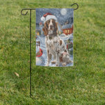 Drapeau De Jardin Anglais Setter Winter Wonderland Christmas Joy<br><div class="desc">Ce design festif reflète l'esprit joyeux de la période des fêtes, avec un adorable petit portant un chapeau de Père Noël. Le chien est niché dans un pays des merveilles hivernales, avec un bonhomme de neige, un sapin de Noël décoré et des cadeaux joliment emballés. Les flocons de neige tombent...</div>