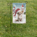 Drapeau De Jardin Chihuahua Winter Wonderland Christmas Joy<br><div class="desc">Ce design festif reflète l'esprit joyeux de la période des fêtes, avec un adorable petit portant un chapeau de Père Noël. Le chien est niché dans un pays des merveilles hivernales, avec un bonhomme de neige, un sapin de Noël décoré et des cadeaux joliment emballés. Les flocons de neige tombent...</div>