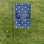 Drapeau De Jardin Cute Hanoukka Custom Blue Jewish Family<br><div class="desc">Beau drapeau de jardin d'Hanoukka personnalisé en bleu joli avec un motif cool de la star du judaïsme,  rêvé pour les jeux de Chanukah amusants,  et la menorah juive. Joli décor extérieur de vacances avec votre nom customisé en blanc.</div>