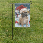 Drapeau De Jardin French Bulldog Winter Wonderland Christmas Joie<br><div class="desc">Ce design festif reflète l'esprit joyeux de la période des fêtes, avec un adorable petit portant un chapeau de Père Noël. Le chien est niché dans un pays des merveilles hivernales, avec un bonhomme de neige, un sapin de Noël décoré et des cadeaux joliment emballés. Les flocons de neige tombent...</div>