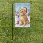Drapeau De Jardin Goldendoodle Winter Wonderland Christmas Joy<br><div class="desc">Ce design festif reflète l'esprit joyeux de la période des fêtes, avec un adorable petit portant un chapeau de Père Noël. Le chien est niché dans un pays des merveilles hivernales, avec un bonhomme de neige, un sapin de Noël décoré et des cadeaux joliment emballés. Les flocons de neige tombent...</div>