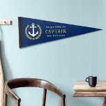 Drapeau Fanion Ancre nautique Capitaine Nom du bateau Gold Laurel<br><div class="desc">Décorez votre espace d'un drapeau mural à thème marin et côtier personnalisé, portant votre nom, "Capitaine" et votre nom de bateau ou de navire ou tout autre texte souhaité, le long d'une ancre de bateau personnalisée décorée avec des feuilles de laurier de couleur or et une étoile. Texte blanc sur...</div>