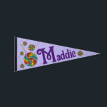 Drapeau Fanion Bonbon à lollipop arc-en-ciel personnalisé<br><div class="desc">Pennant présente une illustration originale de lollipops arc-en-ciel sur un arrière - plan violet. Personnalisez simplement vos informations.</div>