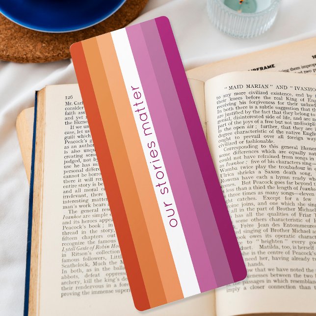 Drapeau Lesbienne rose Orange Stripes Signet (Mockup of bookmark on book. Photo by Freepik.)