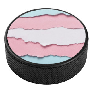 drapeau trans déchiré sur palet de hockey