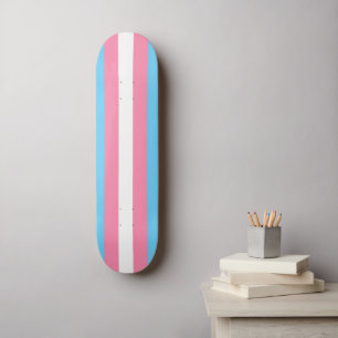 Drapeau trans sur skateboard