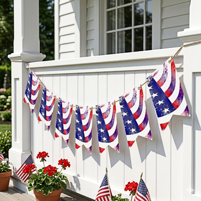 Drapeaux de fête Artistiques Rouge Blanc et Bleu D (Bunting flags featuring a grunge design of the US flag. Beautiful for a 4th of July celebration)