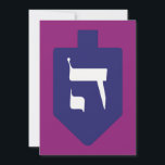 Dreidel coloré w. LETTRE HÉBRAÏQUE Hey Hanoukka<br><div class="desc">Le rêve bleu d'Indigo sur l'arrière - plan magenta foncé vibrant avec la lettre hébraïque brillant pour les célébrations de la fête juive de Hanoukka. Traditionnellement, pendant les vacances de Chanukah, les enfants (et souvent les adultes) jouent un jeu de danger avec un dreidel (ou sévivon en hébreu moderne). Sur...</div>