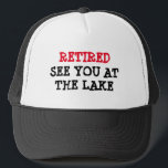 Drôle casquette de retraite pour hommes | Voir au<br><div class="desc">Drôle casquette de retraite pour hommes | Voir au lac. Une idée cadeau cool pour les hommes à la retraite et les amateurs de pêche. Citation humoristique pour les hommes et les retraités qui prennent leur retraite. Design modèle de la typographie mignonne.</div>