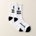 Drôle DAD BOD chaussettes de tennis cadeau avec no<br><div class="desc">Drôle DAD BOD chaussettes de tennis cadeau avec nom personnalisé. Chaussettes de sport blanches personnalisées pour hommes. Accessoire de vêtements amusants pour père cool, papa, papa, grand-père, mari, frère, stepdad, amis et autres. Disponible en petites et grandes tailles. Design humoristique avec nom personnalisable, initiales monogrammes ou slogan drôle. Idées cadeau...</div>