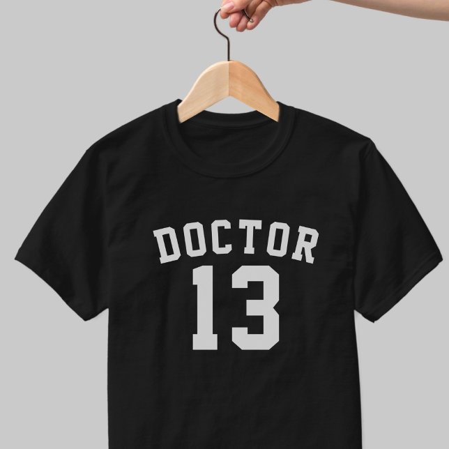 Drôle Docteur Lucky Numéro 13 T-shirt (Doctor! Who says the number 13 is unlucky. Not me! Easy Halloween costume)